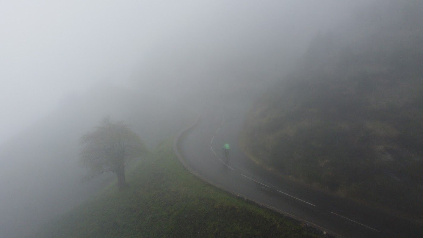 Photo en drone de la montée du Col de l'Aubisque en vélo
